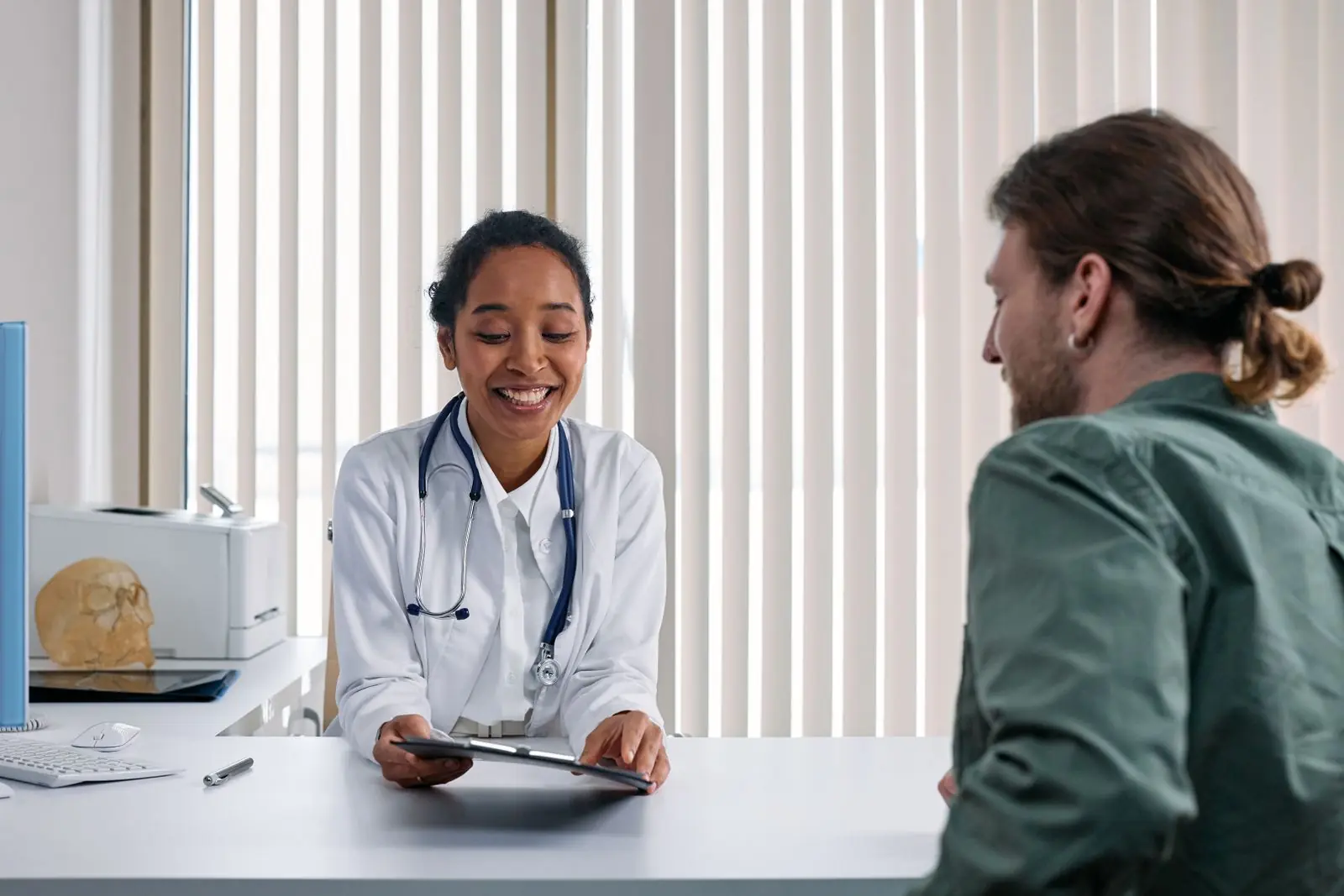 Médica atendiendo a un paciente